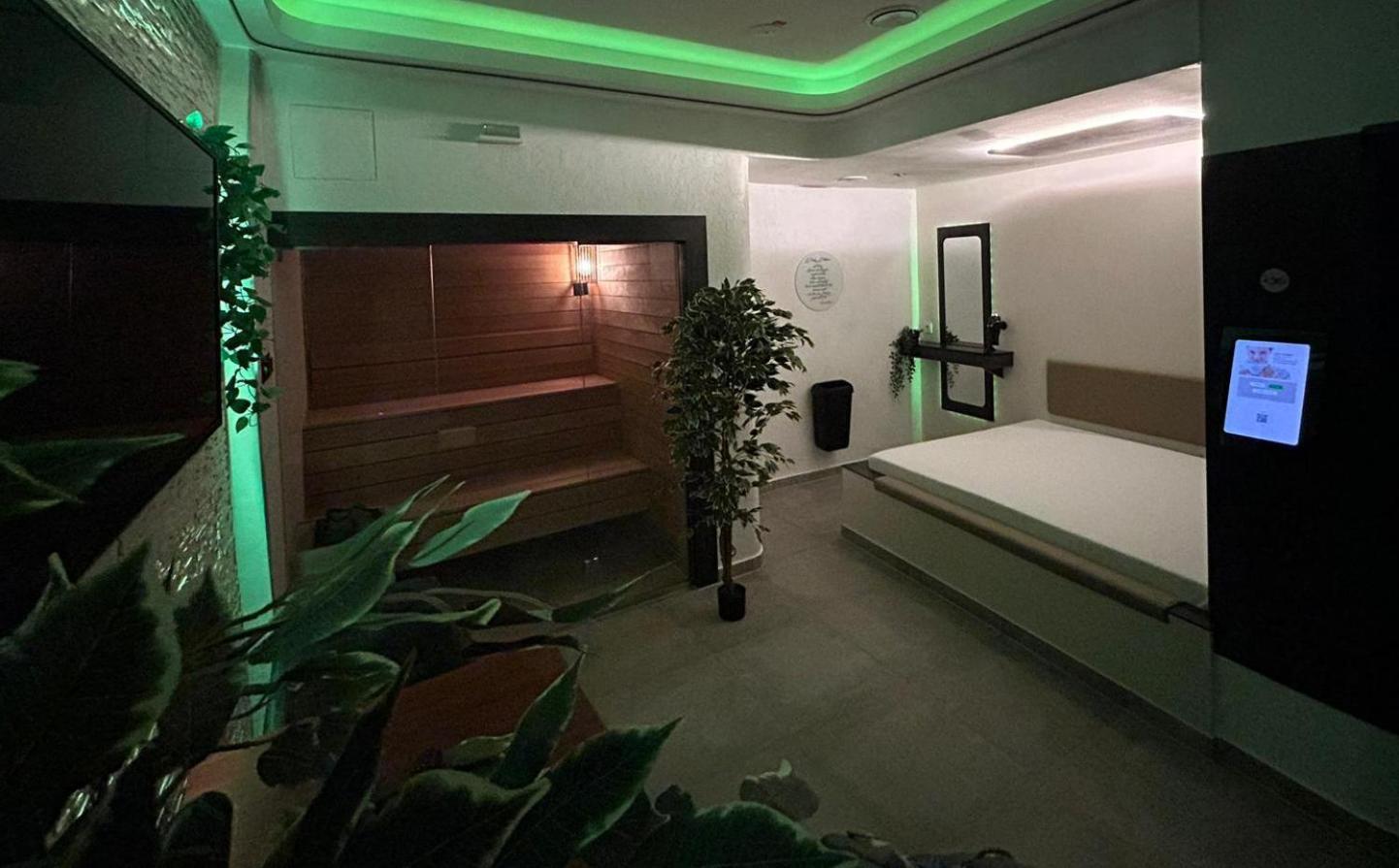 Aparthotel Me And 3*